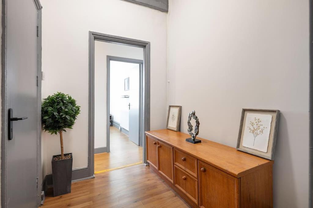 Appartement 2a - Bright & Airy 2 Bed Flat - 20 Mins To *