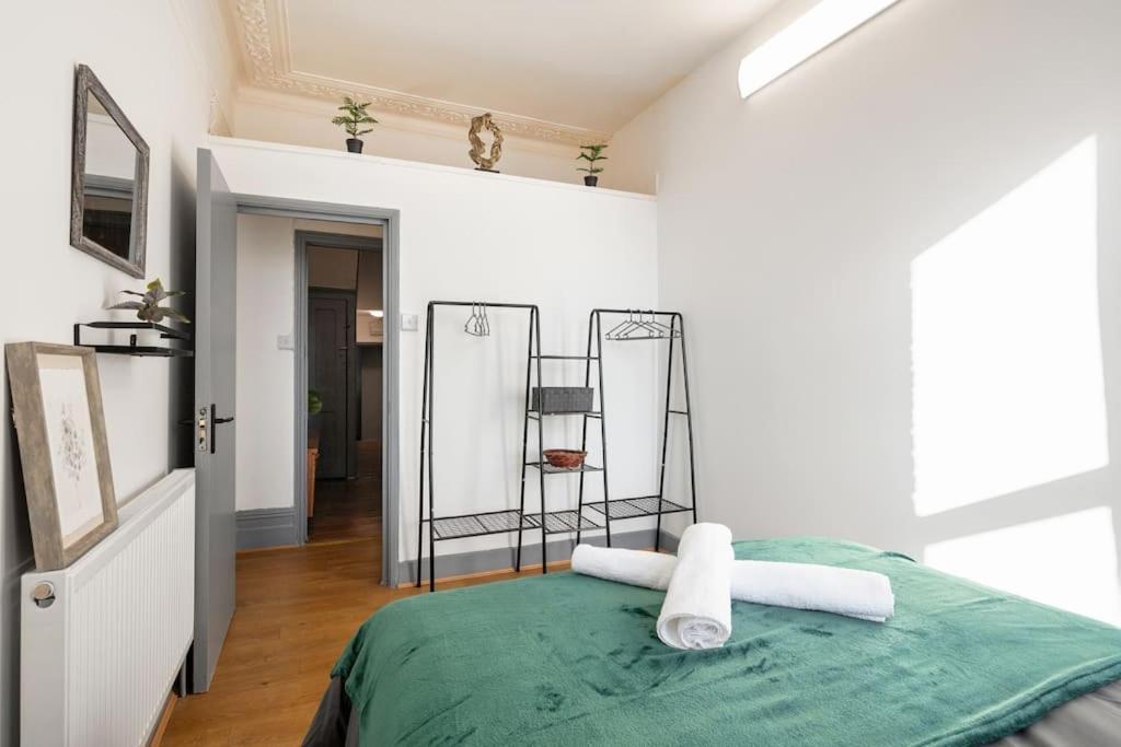 2a - Bright & Airy 2 Bed Flat - 20 Mins To Appartement