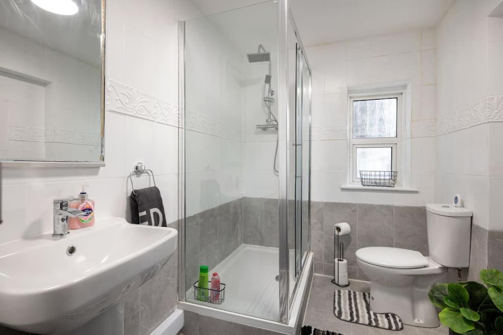 2a - Bright & Airy 2 Bed Flat - 20 Mins To