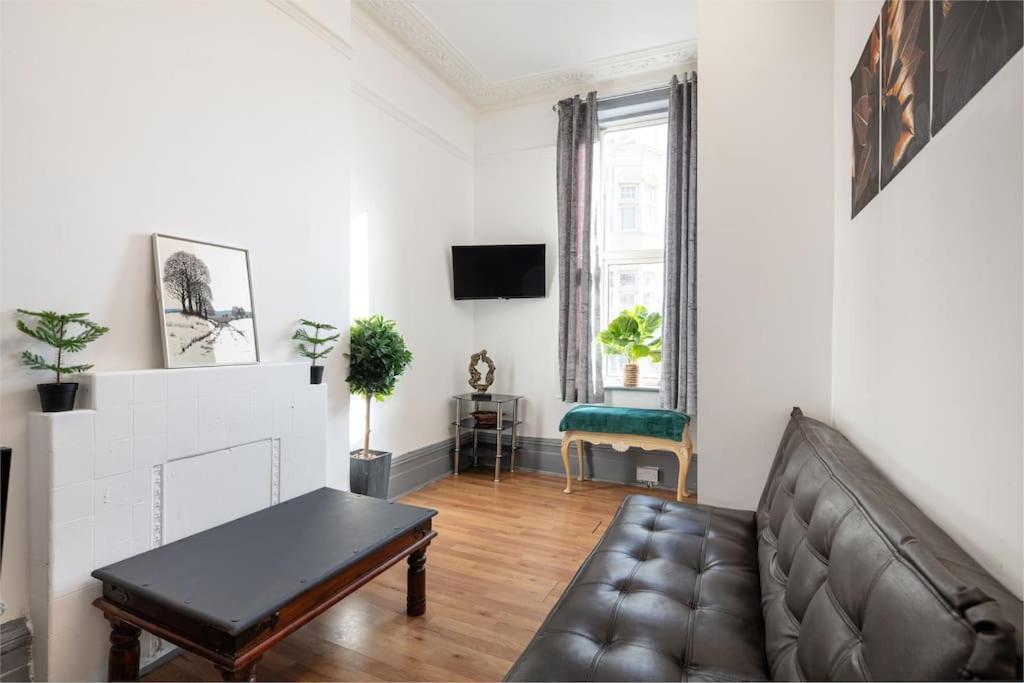 2a - Bright & Airy 2 Bed Flat - 20 Mins To Appartement *