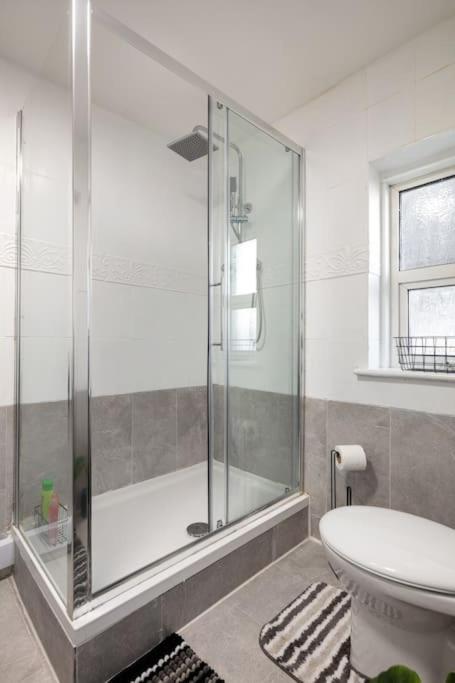 2a - Bright & Airy 2 Bed Flat - 20 Mins To