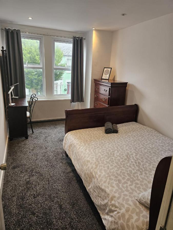 Hospedagem domiciliar Double Bedrooms In Spacious And Modern
