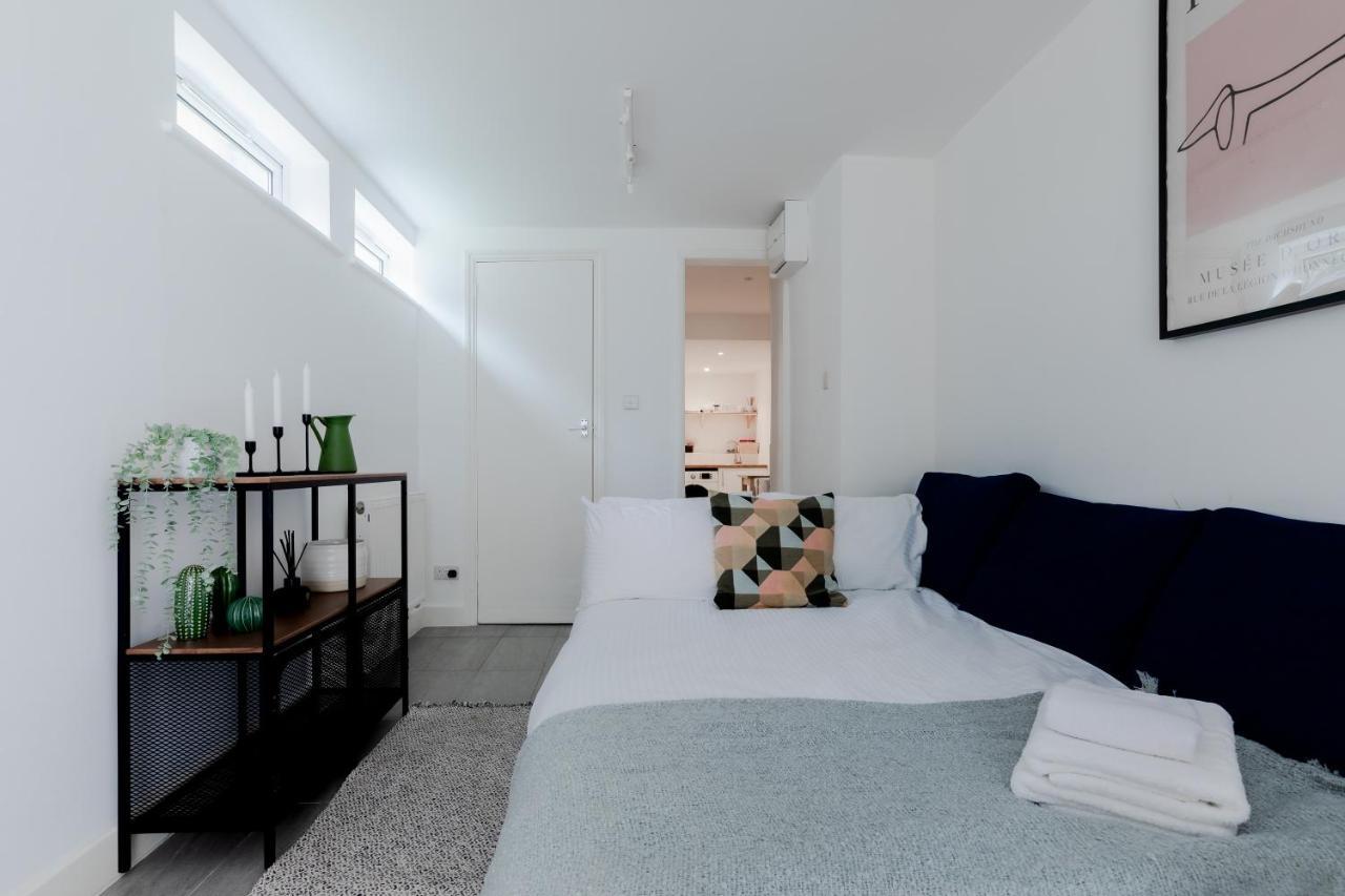 Bright & Charming Hampstead Garden Studio Londen