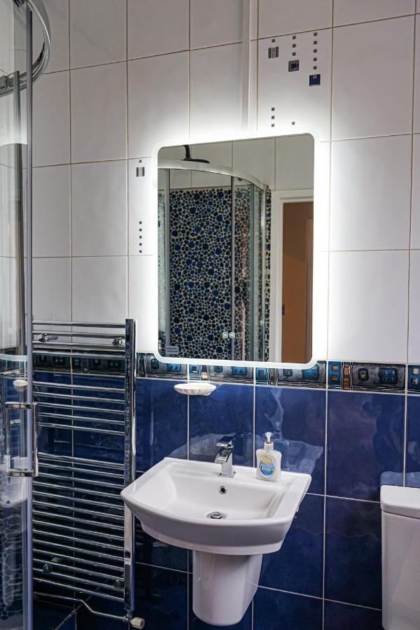Luxury 5 Star Apartments, Parking, Garden, Near Metro Stations 10-15mins To Apartamento