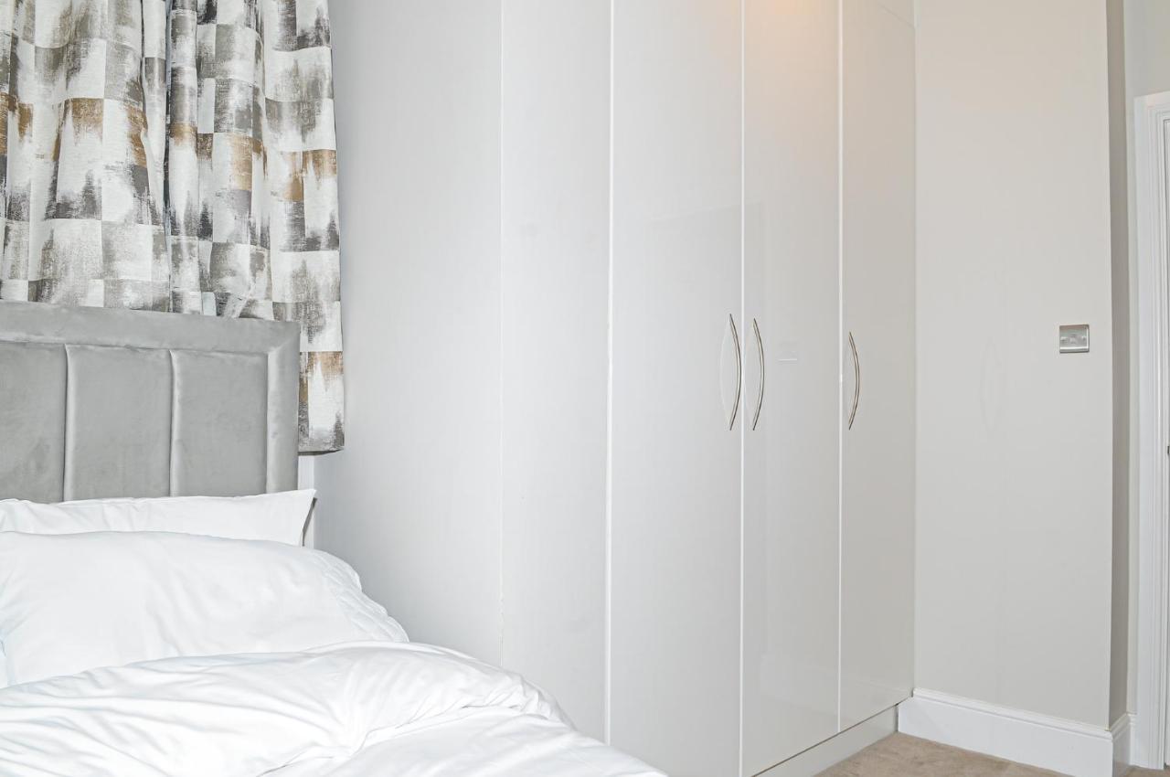 Luxury 5 Star Apartments, Parking, Garden, Near Metro Stations 10-15mins To Apartamento Londres