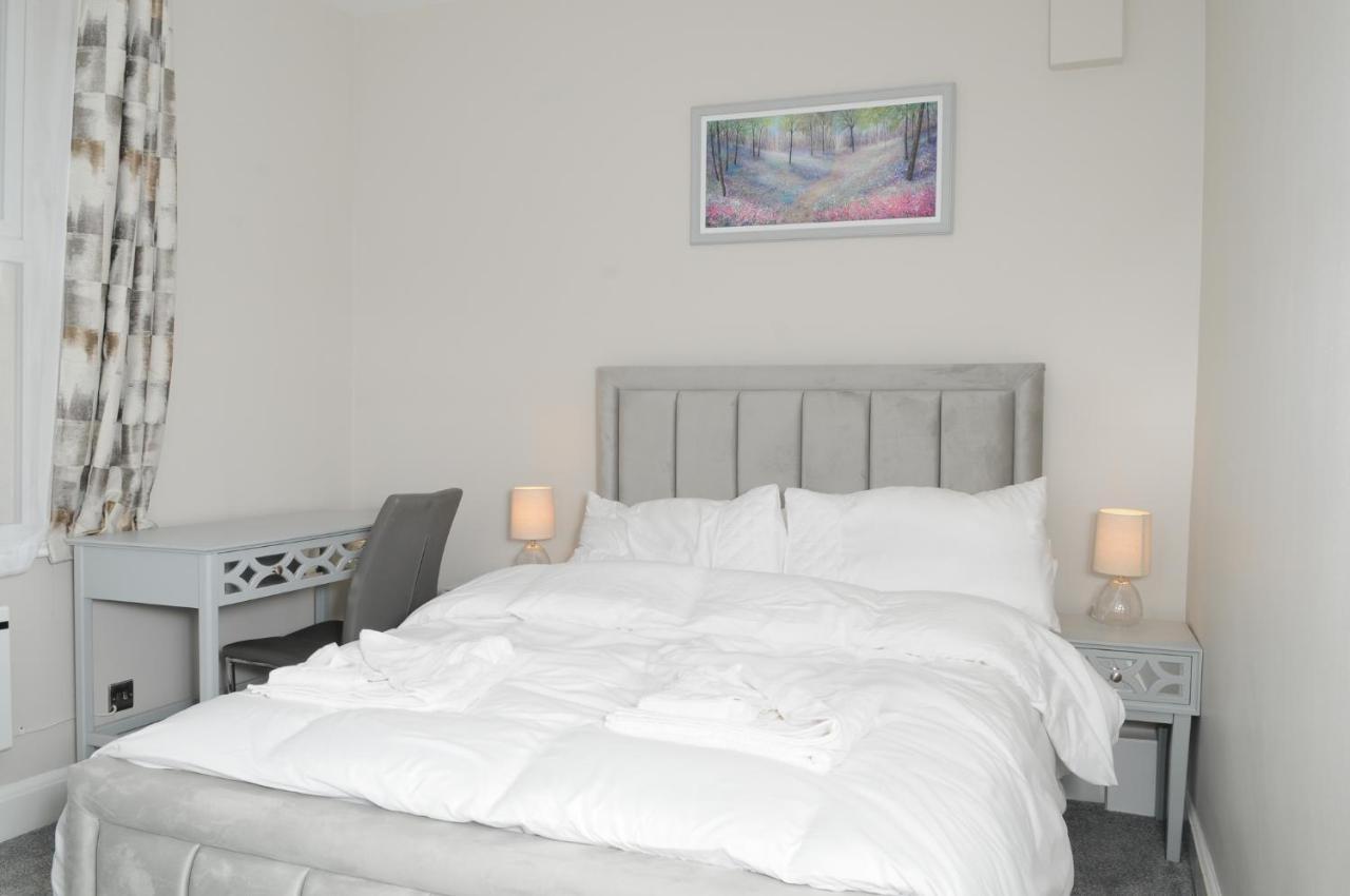 Luxury 5 Star Apartments, Parking, Garden, Near Metro Stations 10-15mins To Apartamento