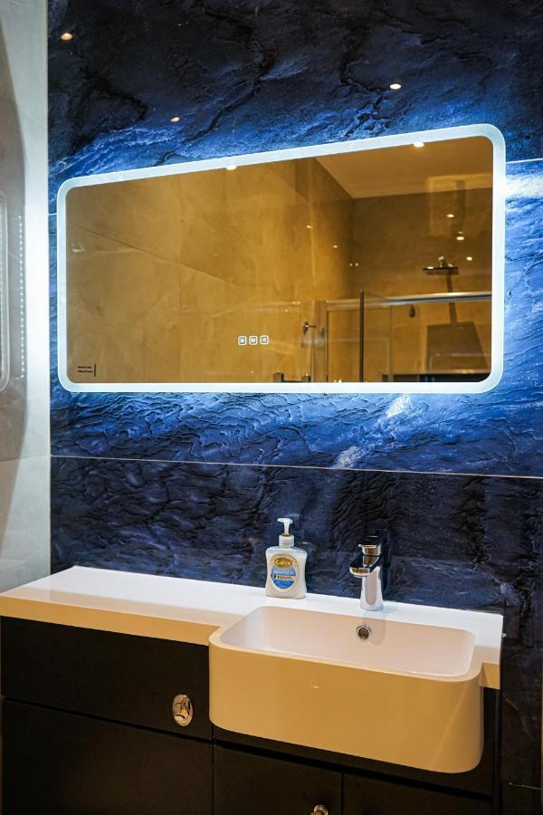 Luxury 5 Star Apartments, Parking, Garden, Near Metro Stations 10-15mins To Apartamento