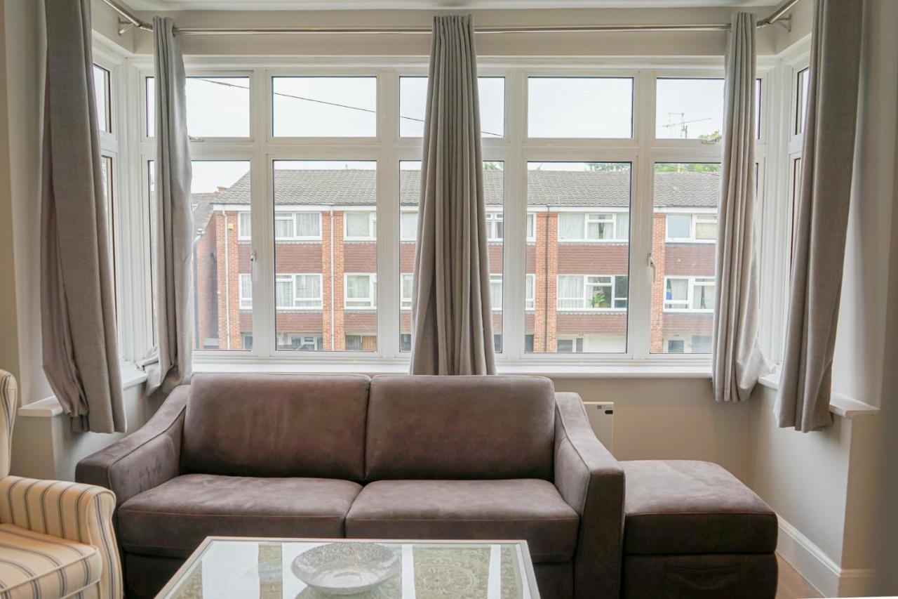 Luxury 5 Star Apartments, Parking, Garden, Near Metro Stations 10-15mins To Apartamento *