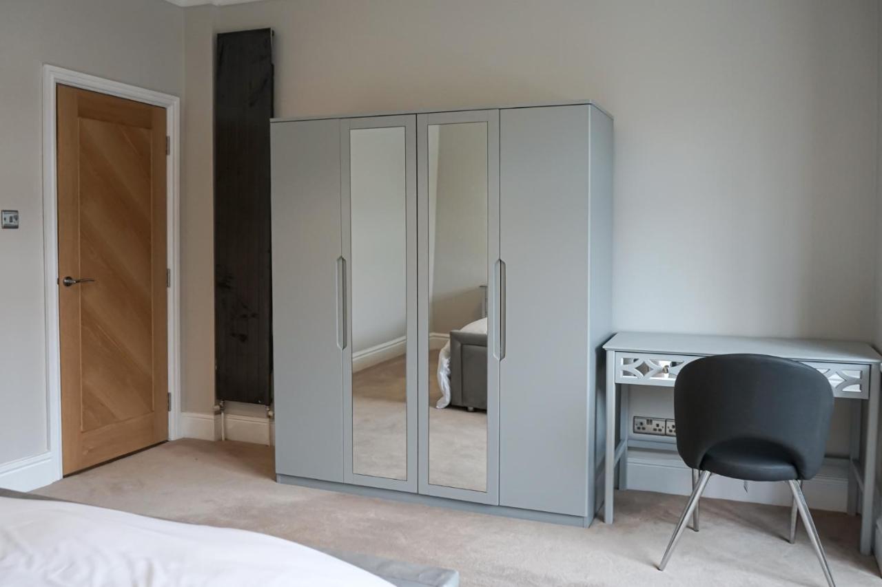 Luxury 5 Star Apartments, Parking, Garden, Near Metro Stations 10-15mins To Apartamento Londres