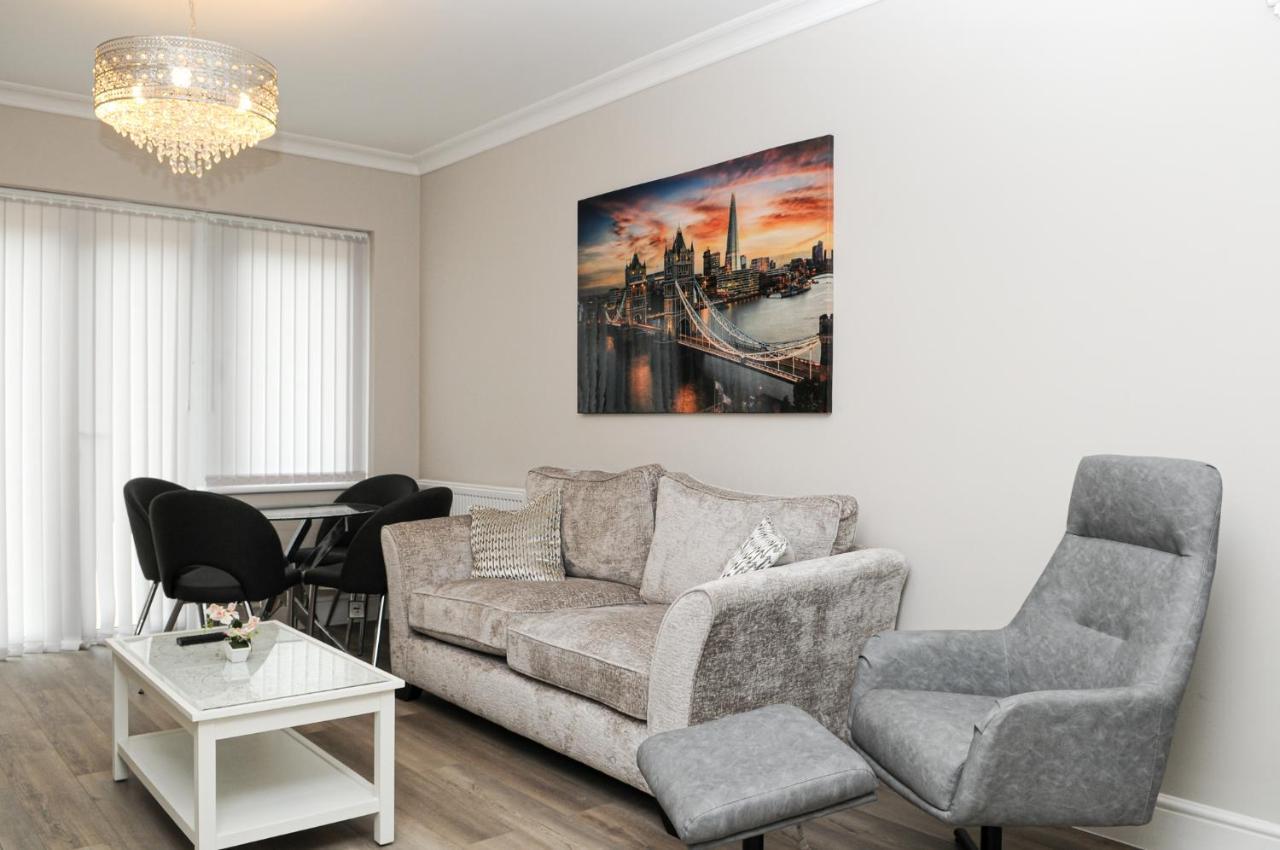 Luxury 5 Star Apartments, Parking, Garden, Near Metro Stations 10-15mins To Apartamento
