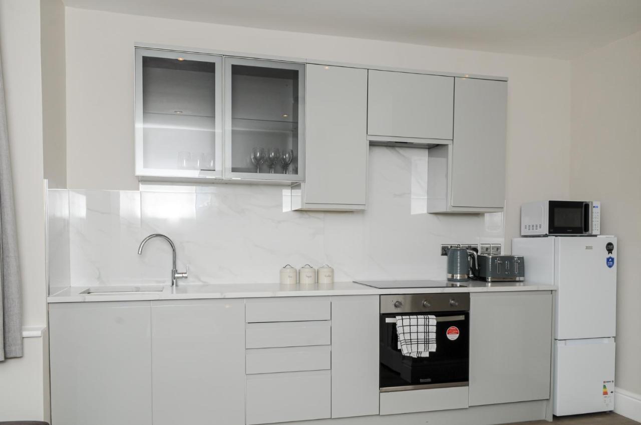 Luxury 5 Star Apartments, Parking, Garden, Near Metro Stations 10-15mins To Apartamento Londres