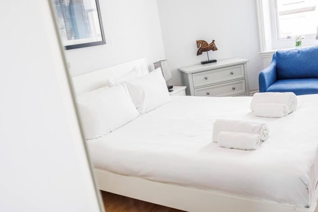 Charing Cross Road One Bedroom Apartment *
