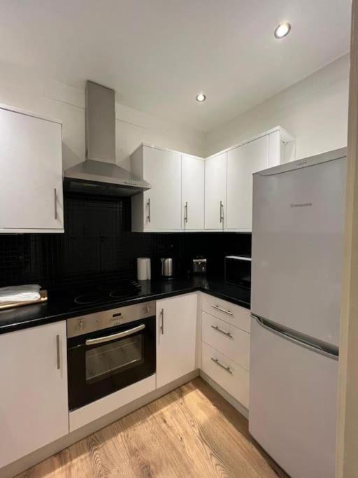 Spacious 2bed/2bath Flat Next To Eye Londres