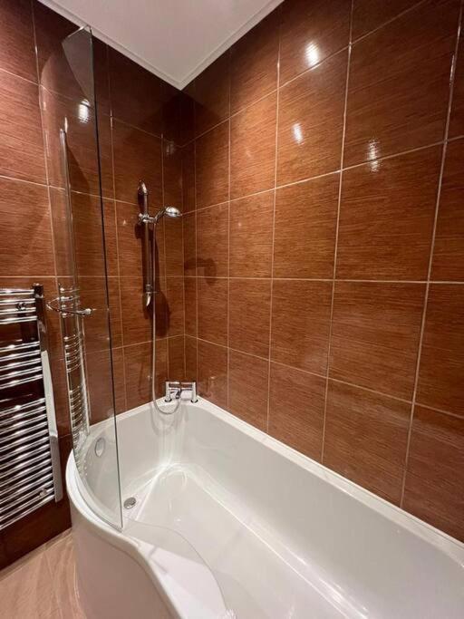 Spacious 2bed/2bath Flat Next To Eye Apartamento *