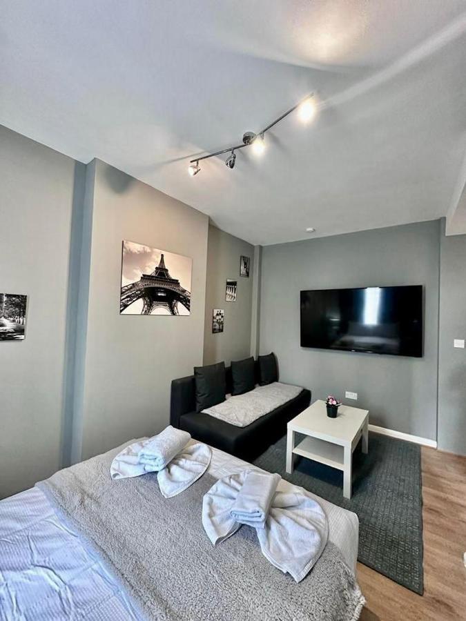 Edgware Road, Studio *