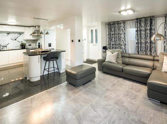 Appartement New Modern Hybrid 4 Bedroom 7 Bed 9 Guest Capacity Londen