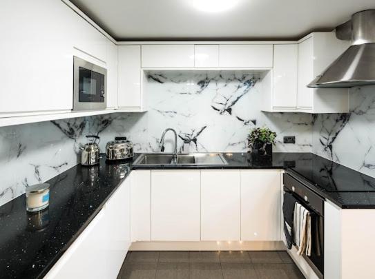 New Modern Hybrid 4 Bedroom 7 Bed 9 Guest Capacity * Londen