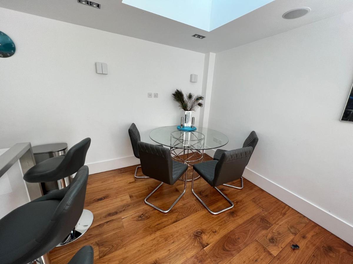 3 Bed/3.5 Bath Gated Mews House W/ Private Garden