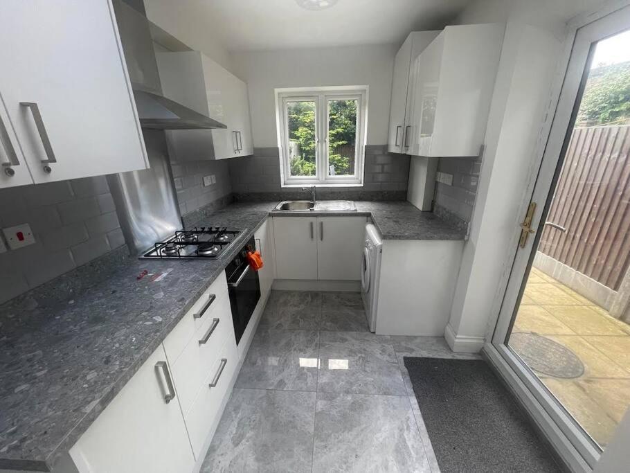 Entire 5 Bedroom With Garden - Sleeps 9 * Londres