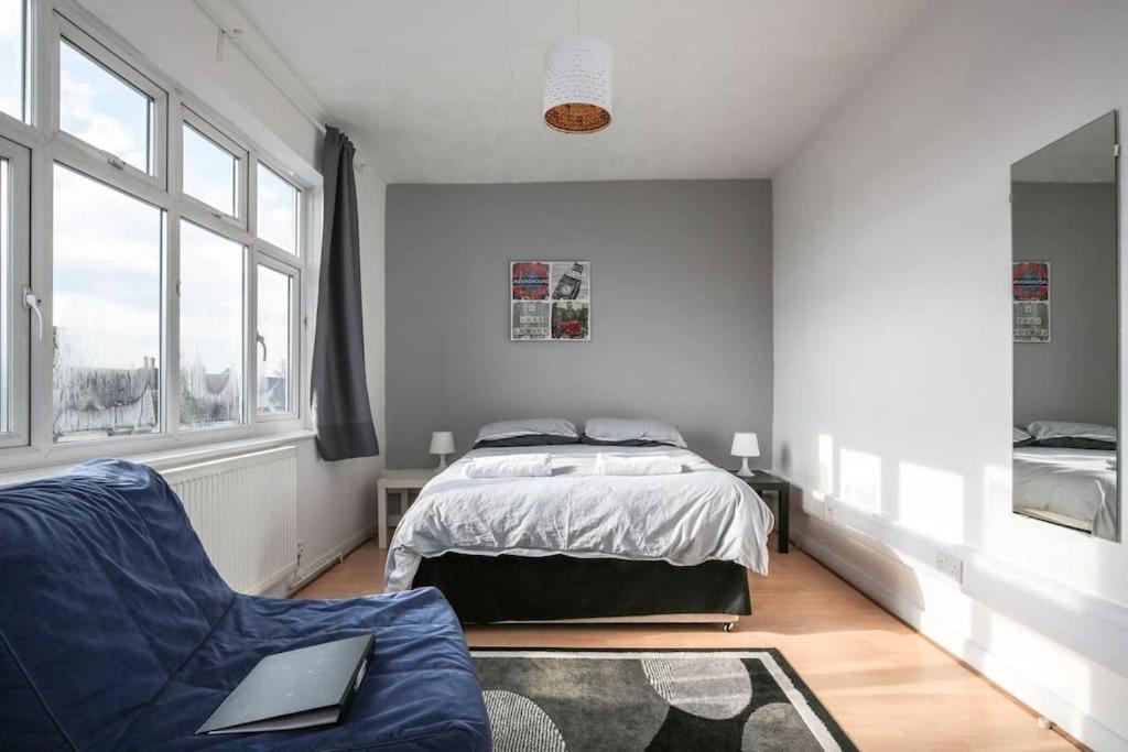 Large Modern House With Garden Sleeps 11 Guests * Londen