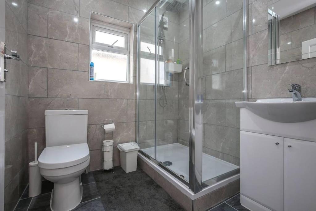 Large Modern House With Garden Sleeps 11 Guests Appartement Londen