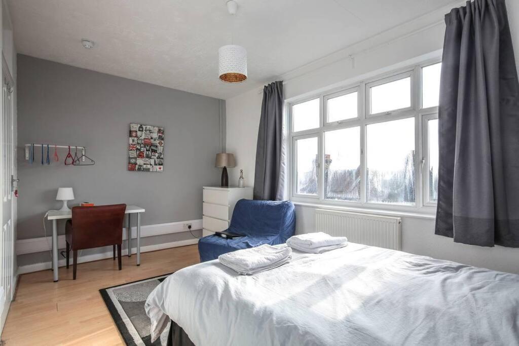 Appartement Large Modern House With Garden Sleeps 11 Guests Londen