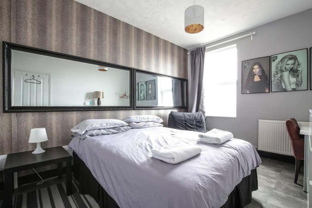Large Modern House With Garden Sleeps 11 Guests Appartement Londen