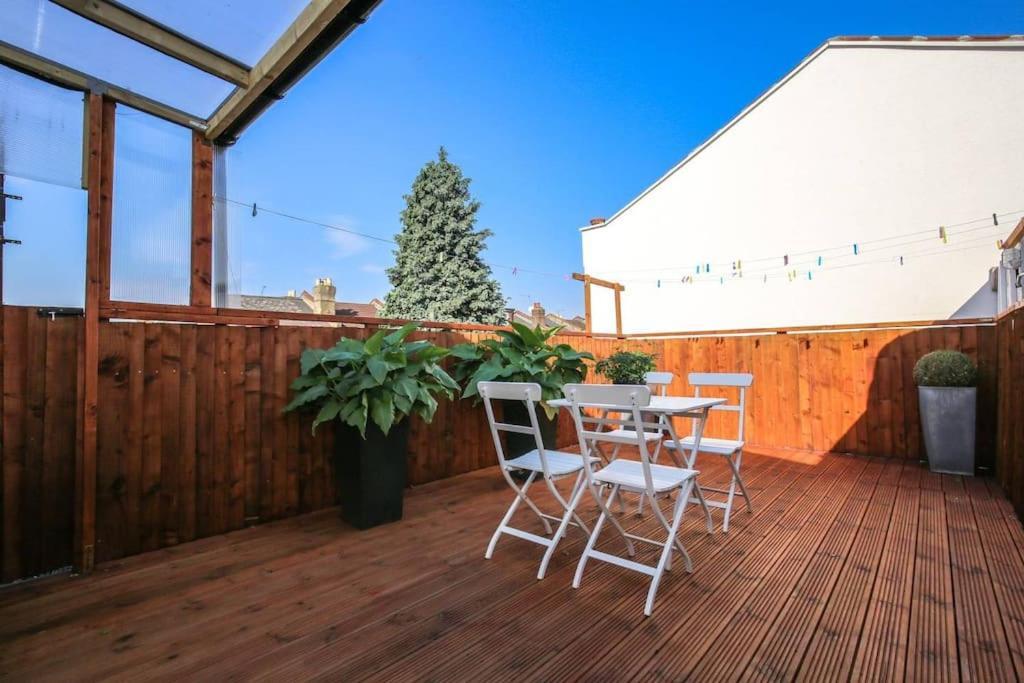 Large Modern House With Garden Sleeps 11 Guests Londen