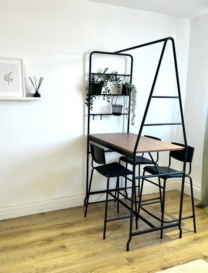 Bright & Spacious 1 Bed Steps From Hyde Park Apartment