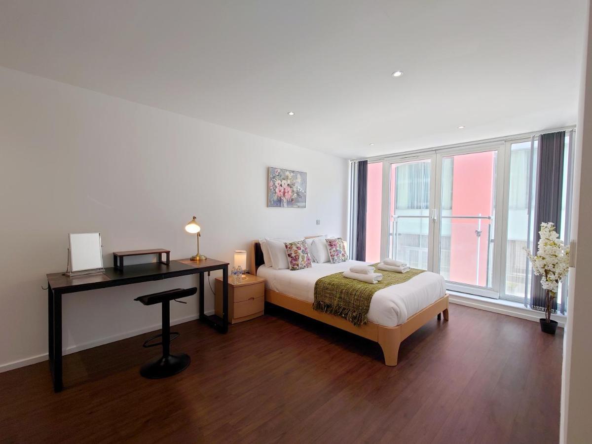 Fully Serviced Two Bed By Excel & O2 Londres