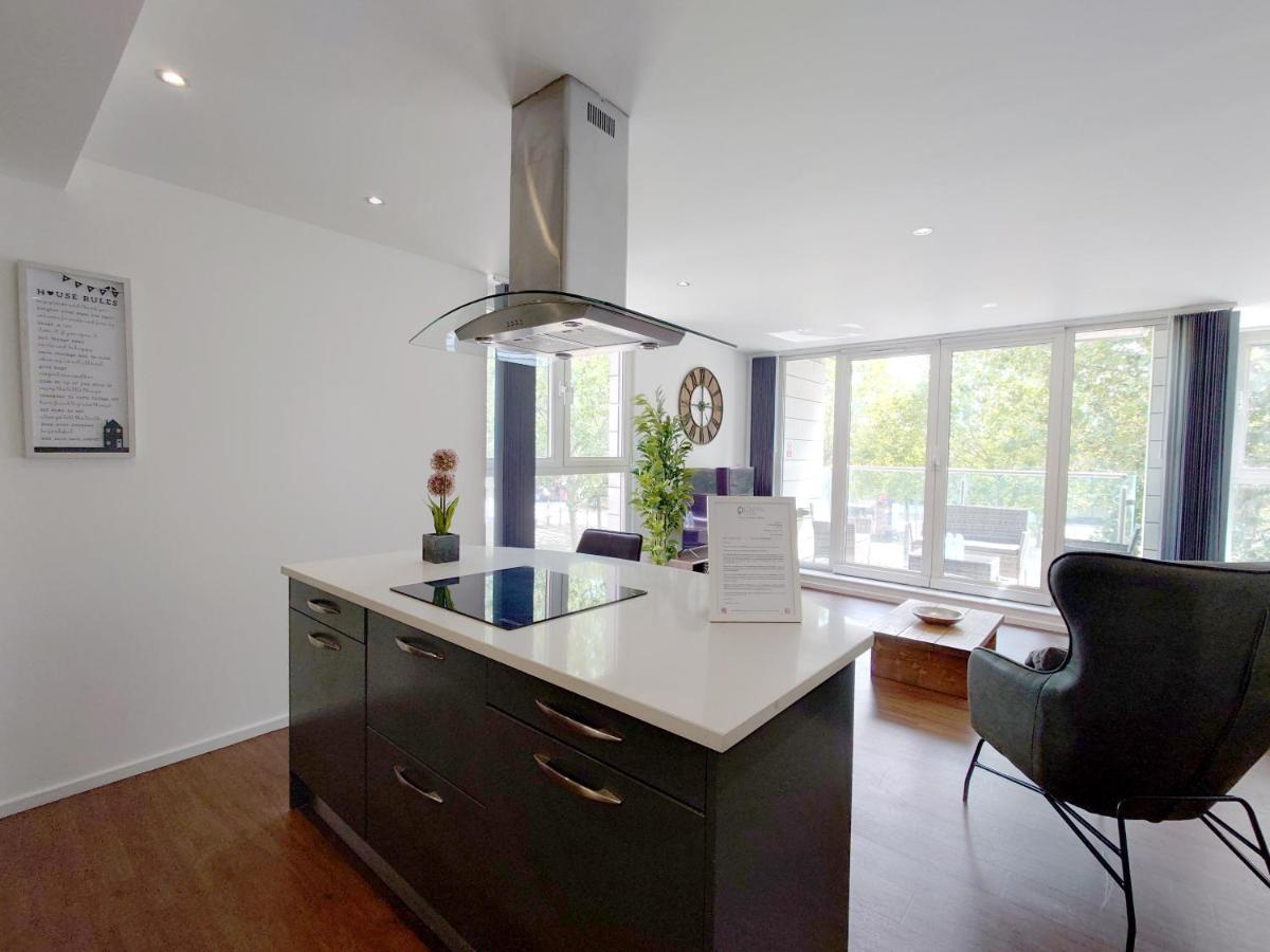 Fully Serviced Two Bed By Excel & O2 *
