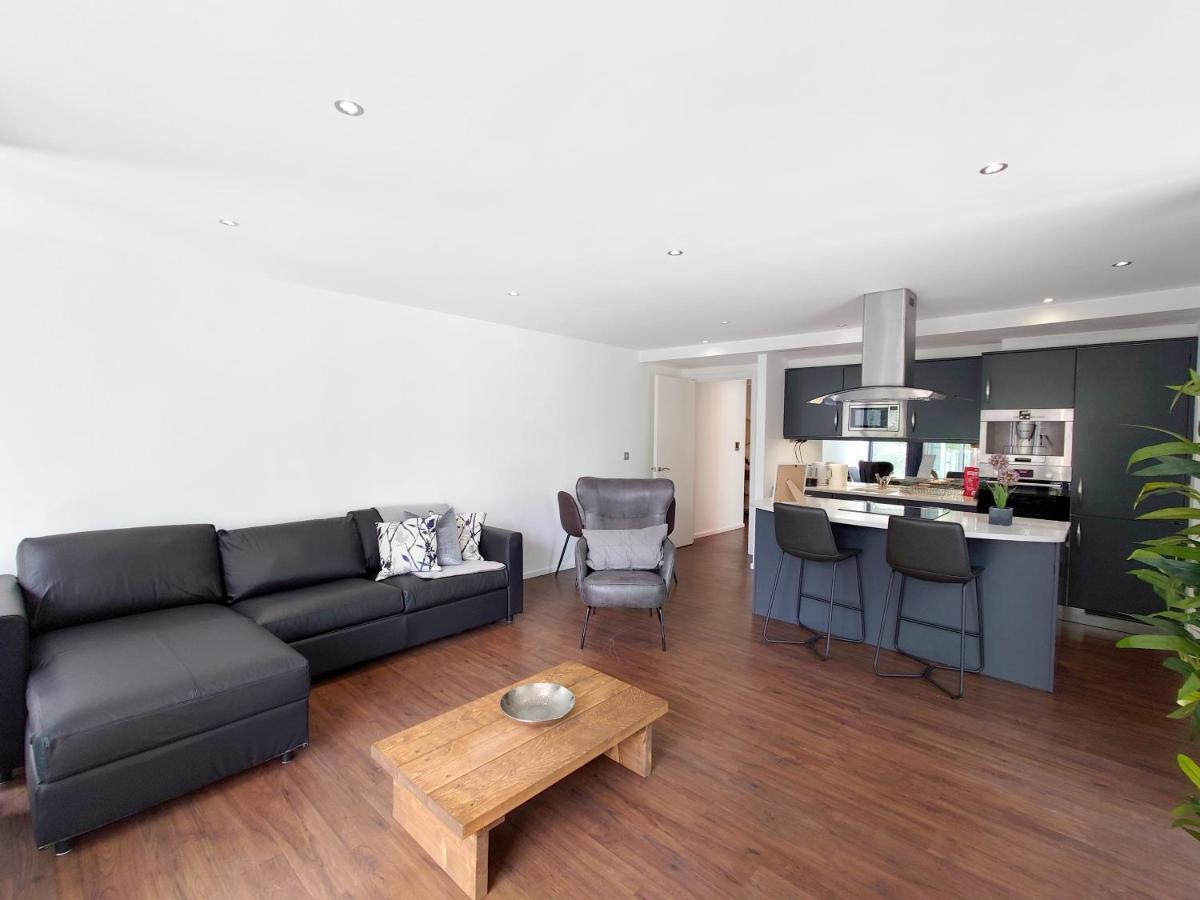 Fully Serviced Two Bed By Excel & O2 *