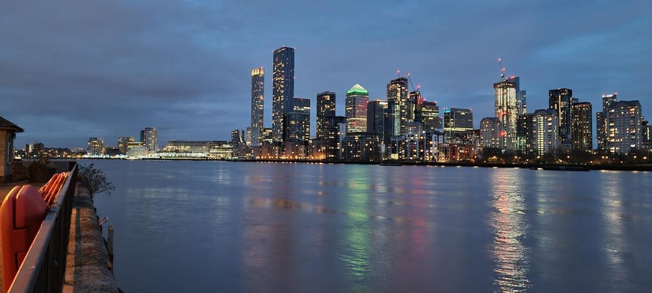 Stunning Massive Bedroom +direct Thames River View *