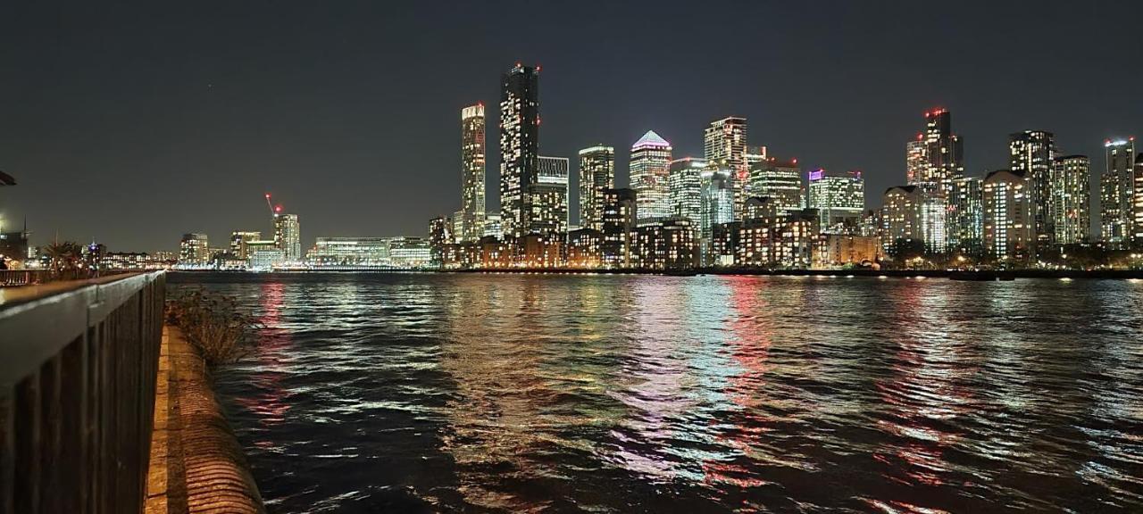 Stunning Massive Bedroom +direct Thames River View *