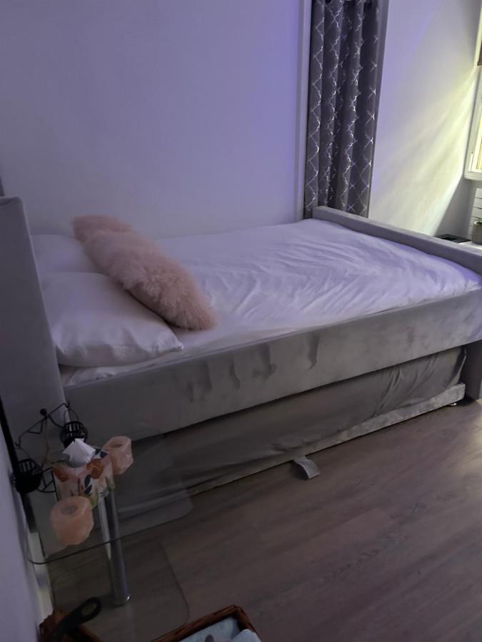 Quarto em Acomodações Particulares Beautiful Double In A Location Next To Various Tube Stations With Breakfast And Yoga Options Available On Site *