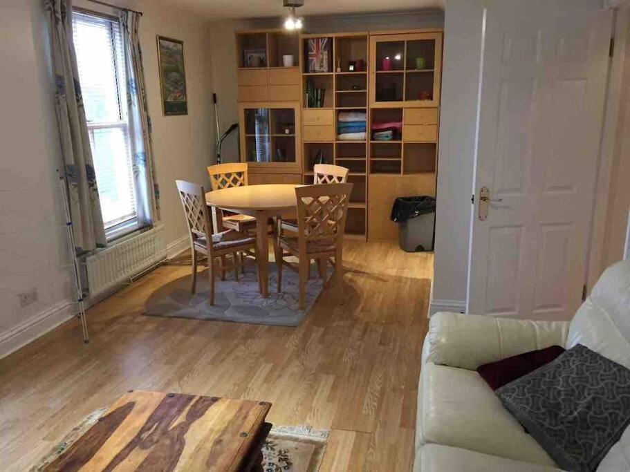 Sw19 2 Bed 2 Bath Private Flat * Londres