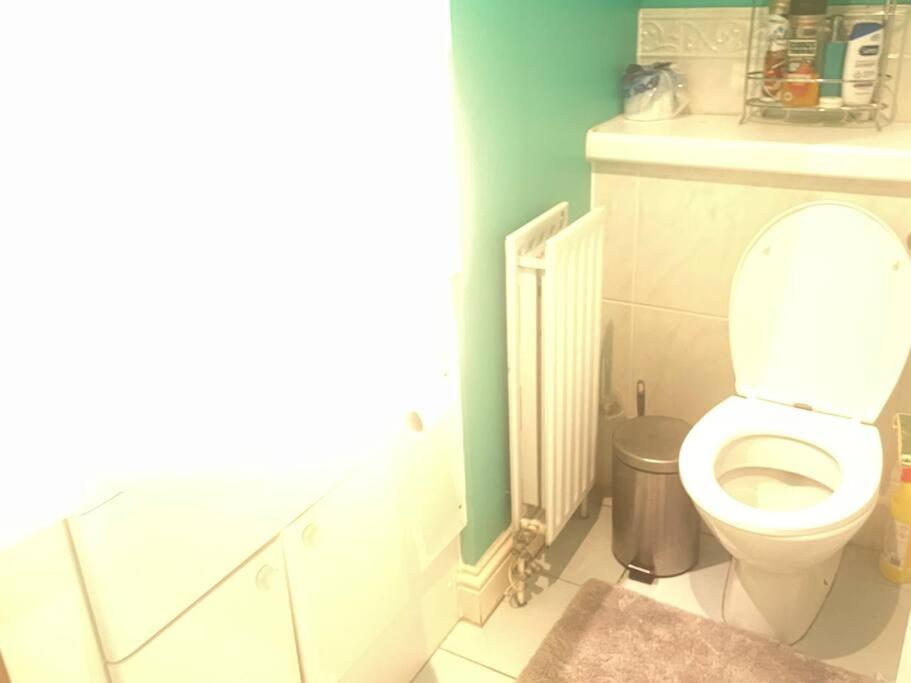 Sw19 2 Bed 2 Bath Private Flat * Londres