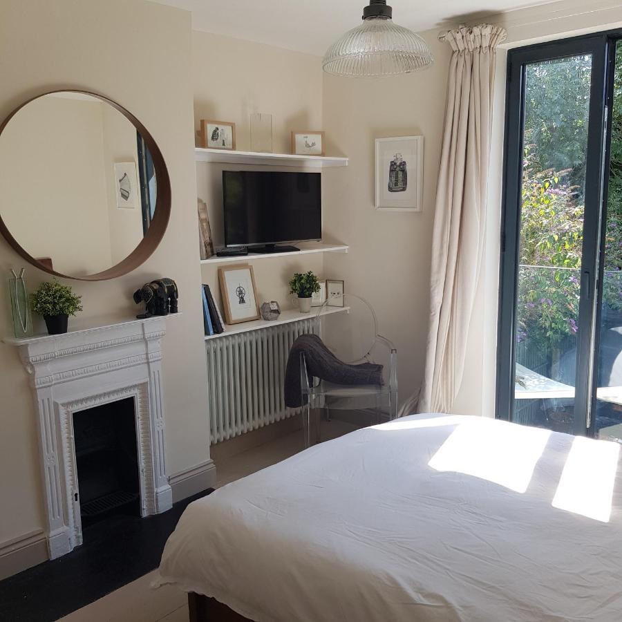 Beautiful Private In Queens Park Townhouse