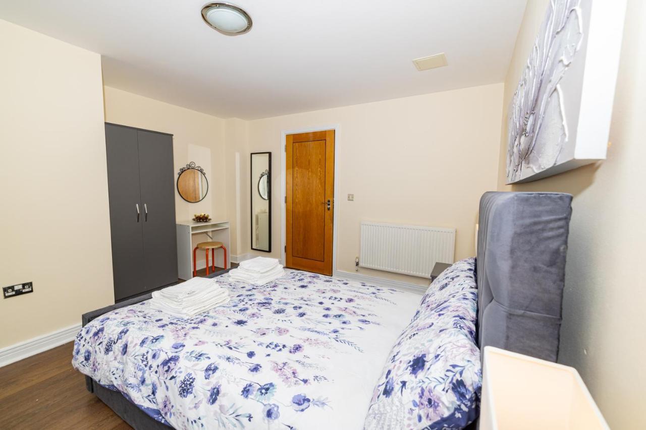 Two Bed Near Canary Wharf Apartment *