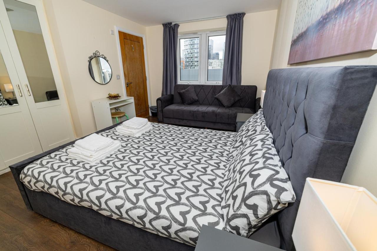 Two Bed Near Canary Wharf Apartment *