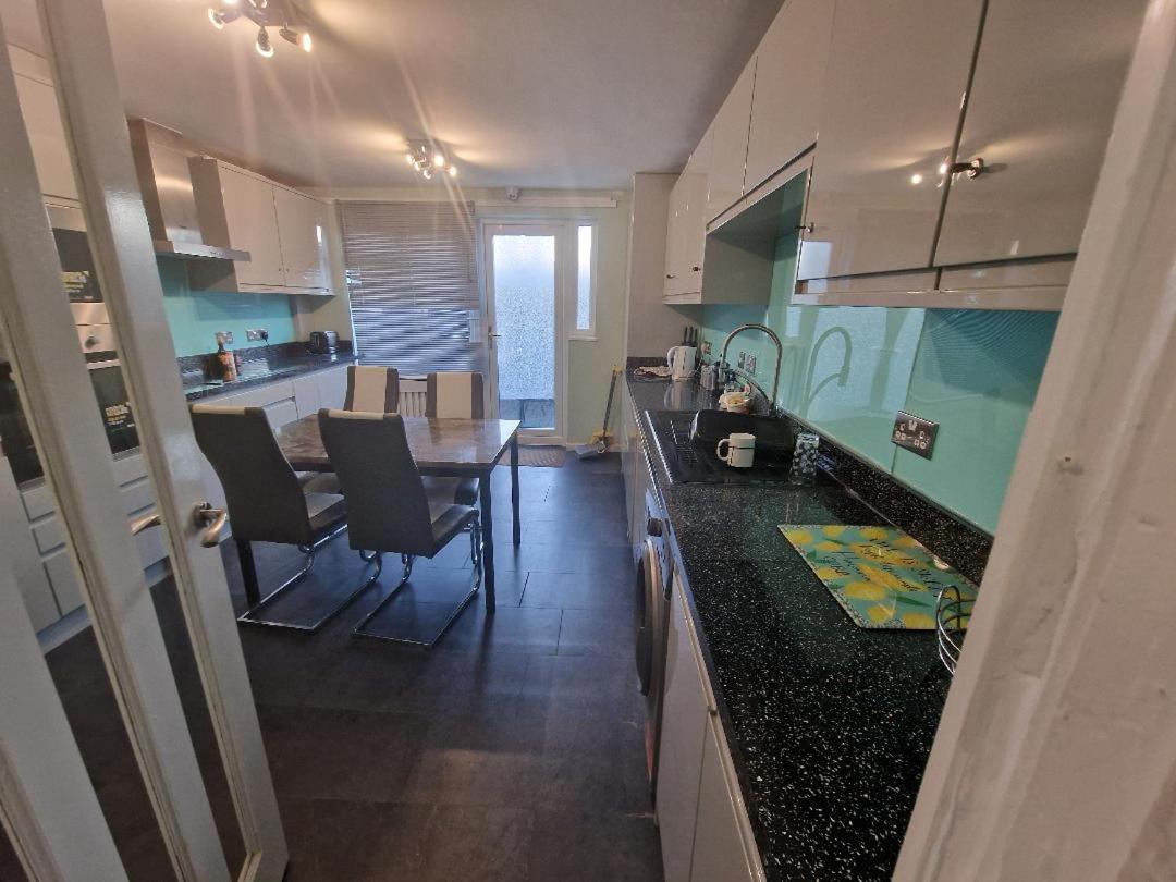 Luxury House, 4 Bedrooms Fully Furnished Сasa de vacaciones