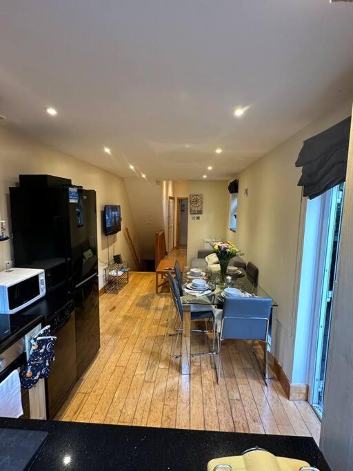 Cozy 2 Bed Flat ! Amazing Bath! *