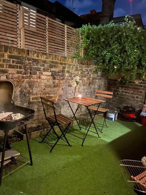 Cozy 2 Bed Flat ! Amazing Bath! * Londres