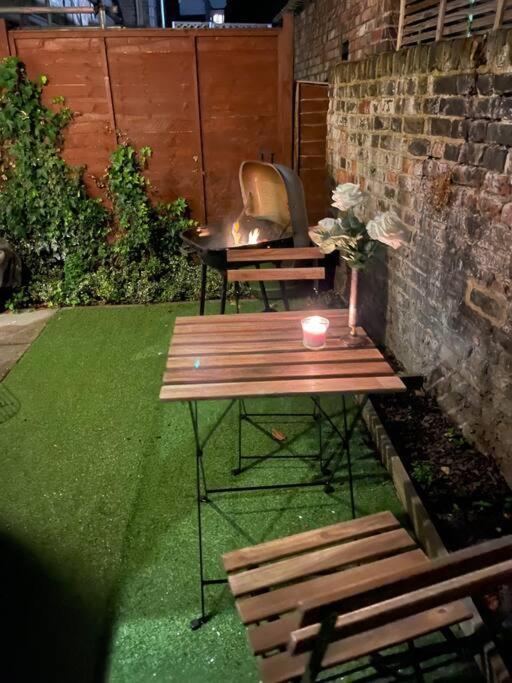 Cozy 2 Bed Flat ! Amazing Bath! *