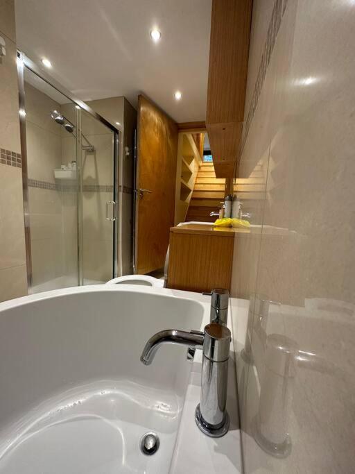 Cozy 2 Bed Flat ! Amazing Bath!