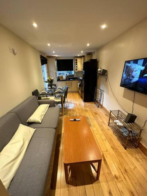 Cozy 2 Bed Flat ! Amazing Bath! Apartamento *
