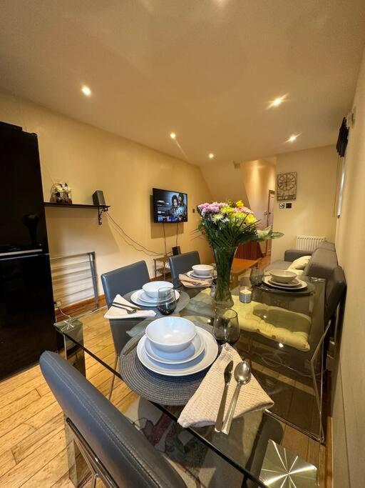 Cozy 2 Bed Flat ! Amazing Bath! Apartamento