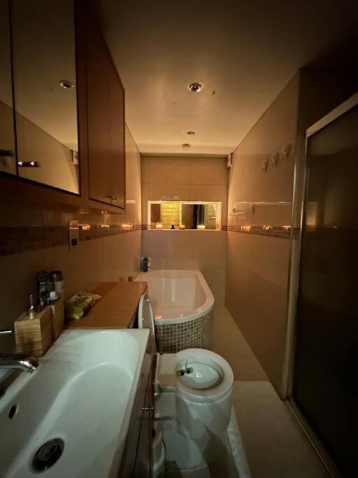 Cozy 2 Bed Flat ! Amazing Bath! * Londres