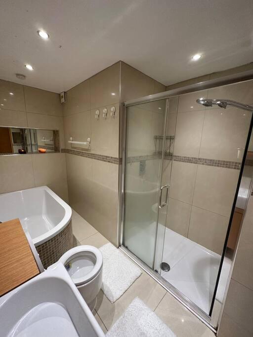 Cozy 2 Bed Flat ! Amazing Bath!
