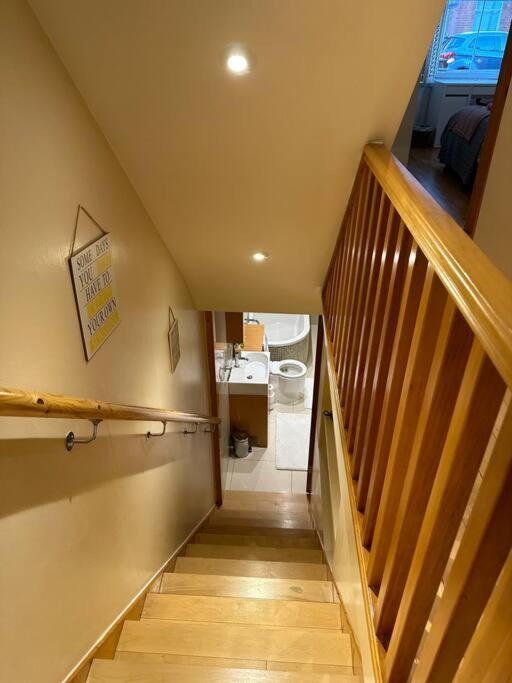 Cozy 2 Bed Flat ! Amazing Bath! * Londres